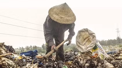Những phụ nữ nghèo mưu sinh trên bãi rác