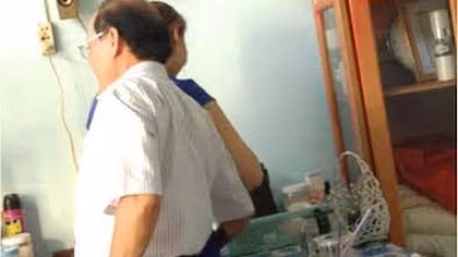 Phó Giám đốc Sở bị kiểm điểm vì choàng tay vào đùi nữ tạp vụ