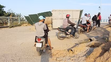 Cưỡng chế giải phóng mặt bằng, đưa cầu trăm tỷ vào sử dụng