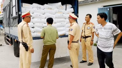 CSGT bắt xe tải chở hơn 6 tấn hạt nhựa "nhập nhèm" hóa đơn