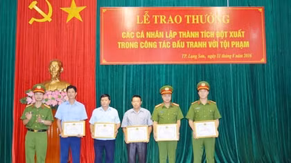 12 cá nhân được khen thưởng về thành tích đấu tranh với tội phạm