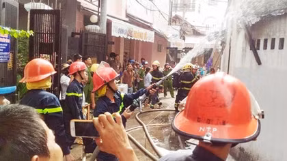 Cháy nhà trong hẻm, nhiều người hoảng loạn