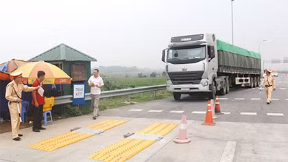 Phải 12 lần làm biên bản và ra quyết định mới phạt được một xe quá tải đường bộ