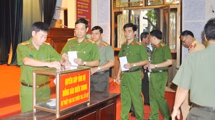 Công an Hải Dương quyên góp hơn 400 triệu đồng ủng hộ đồng bào miền Trung