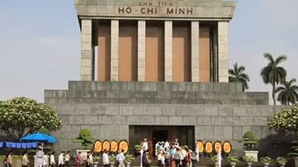 Hơn 45 nghìn lượt khách vào Lăng viếng Chủ tịch Hồ Chí Minh dịp lễ 30-4 và 1-5