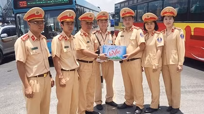 Sắc áo vàng đẫm mồ hôi trên đường phố ngày nắng lửa