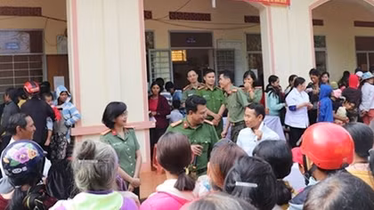 Tròn hai vai Thầy thuốc - Chiến sĩ