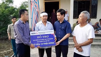 Ngân hàng BIDV Quảng Bình hỗ trợ gần 1 tỷ đồng cho người dân vùng lũ