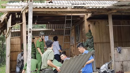 Công an huyện Hương Sơn giúp dân khắc phục thiệt hại do lốc xoáy 
