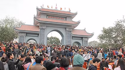 Khắc phục tình trạng ném tiền lẻ và cướp lộc
