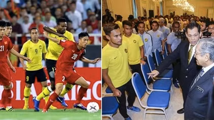 Thủ tướng Malaysia trao lệnh quyết thắng trận chung kết AFF CUP 2018 cho đội tuyển bóng đá