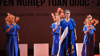  Vắng bóng nghệ sĩ ngoài công lập