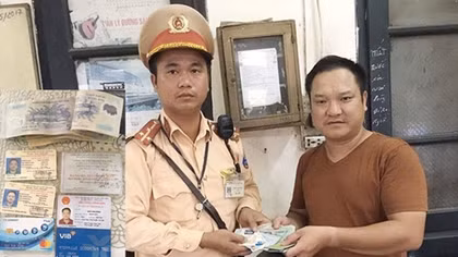 CSGT trả lại ví tiền hơn 10 triệu đồng cho người dân