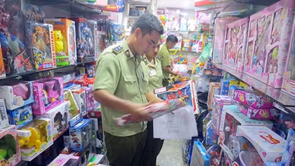 Đồ chơi trẻ em mang tính bạo lực vẫn bán tràn lan