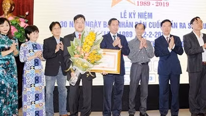 Báo Nhân dân Cuối tuần đón nhận Bằng khen của Thủ tướng Chính phủ