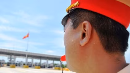 Lực lượng CSGT phơi mình làm nhiệm vụ giữa trời nắng nóng trên cao tốc