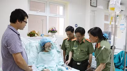 Trung tướng Phạm Quang Cử thăm, tặng quà Thiếu úy Đậu Thị Huyền Trâm