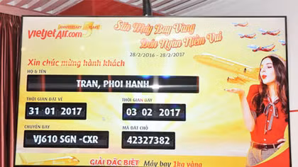 Bay Vietjet, hành khách Trần Phối Hạnh nhận giải thưởng máy bay 1 ký vàng