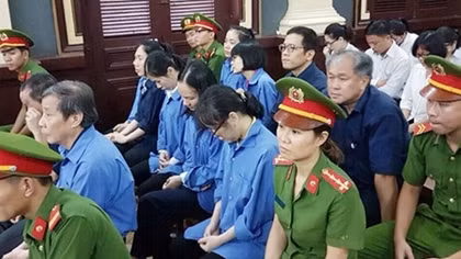 Luật sư bào chữa cho các bị cáo là người giúp việc bà Phấn