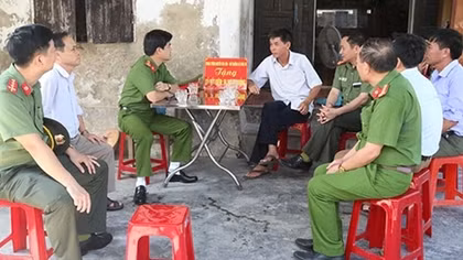 Trao quà tặng gia đình thân nhân liệt sỹ ở Nghệ An