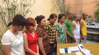 Nhiều phụ nữ đang sát phạt đỏ đen thì bị sa lưới