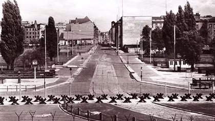 Những đôi tai dưới chân tường Berlin