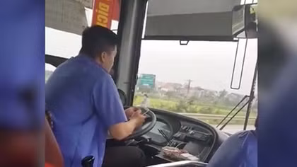 CSGT mời tài xế lái xe buýt bằng khuỷu tay lên làm việc