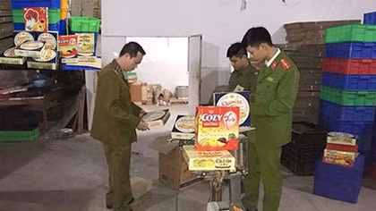 Thu giữ 4.000 hộp bánh kẹo nhái "mác" ngoại ở Hà Nội