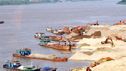 Nhiều DN đưa phương tiện ra khai thác cát ngoài phạm vi được cấp phép