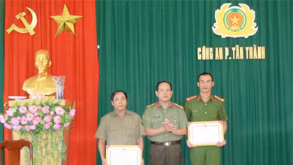 Khen thưởng cán bộ Công an và BVDP dũng cảm bắt tội phạm