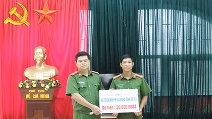 Trao 100 triệu đồng hỗ trợ xây nhà cho cán bộ Công an Cao Bằng
