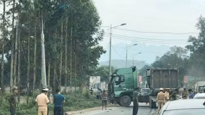 Xe đầu kéo va chạm xe khách khiến 5 người thương vong