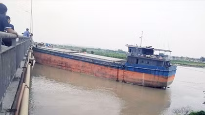Tàu thủy Hạ Long đâm hỏng nặng cầu An Thái
