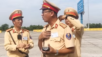 Sử dụng camera ghi hình toàn bộ công tác xử lý vi phạm của CSGT