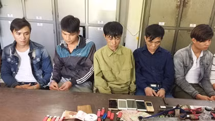 Cặp tình nhân lập lán trong hang đá buôn bán ma túy