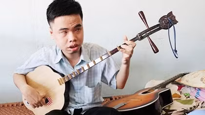 Chàng trai khiếm thị tỏa sáng với 6 loại nhạc cụ