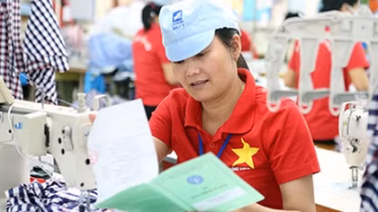 Bàn giao 3,1 triệu sổ BHXH cho người lao động