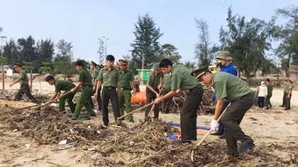  Hàng ngàn đoàn viên thanh niên dọn dẹp vệ sinh bờ biển sau lũ