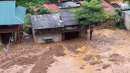 Trường học, nhà dân, các tuyến đường huyết mạch ở nhiều tỉnh bị sập và sạt lở do mưa lũ