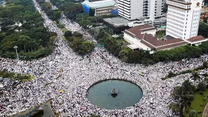Thủ đô Jakarta đen đặc 150 ngàn người biểu tình đòi "xử" Thị trưởng Jakarta