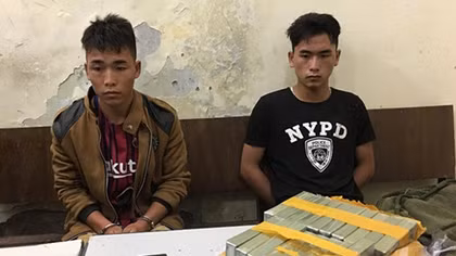 Hai anh em ruột vận chuyển 18 bánh heroin bằng xe máy