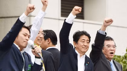 Chính phủ Shinzo Abe: Những mũi tên chưa đi về đích