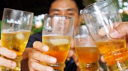 Rượu hồng đào trút nhào vô nhạo
