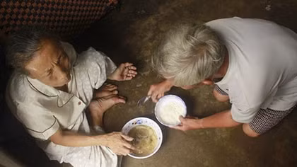 Mình về với mẹ thôi em!