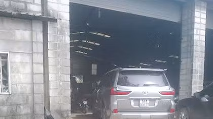 Lãnh đạo huyện đi xe Lexus LX570 biển số giả