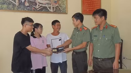 Hai học sinh trả lại tài sản trị giá hơn 20 triệu đồng