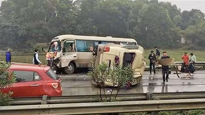 Va chạm giữa hai xe khách khiến 7 người bị thương