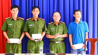 Khen thưởng tập thể, cá nhân dũng cảm truy bắt tội phạm