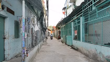 Đời công nhân và những chắp vá dở dang