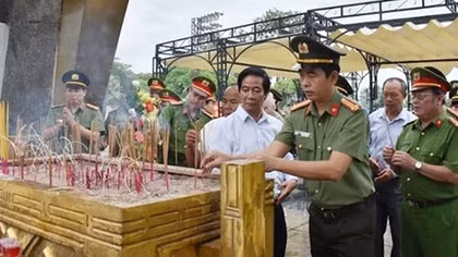 Đoàn đại biểu Công an tỉnh Ninh Bình về nguồn tại tỉnh Quảng Trị